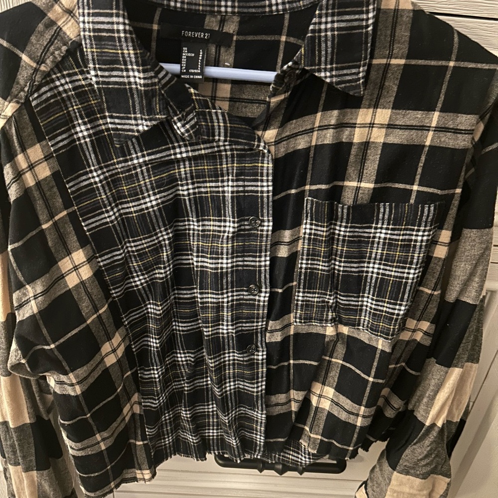 Forever 21 Black and Yellow button down crop shirt NWOT